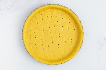 Preparación de la tarta de Navidad con masa quebrada de canela