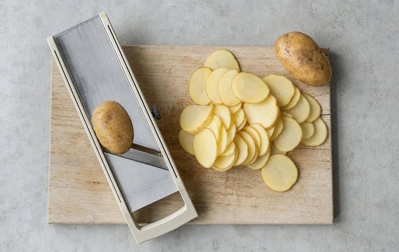 Tarta salada de espinacas y ricotta con costra de patatas: paso 1