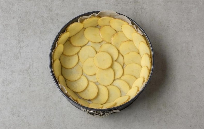 Tarta salada de espinacas y ricotta con costra de patatas: paso 3