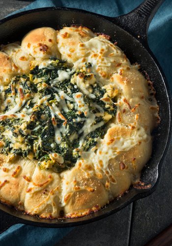 Receta Tarta salada de pan con alcachofas y espinacas