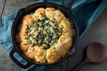 Receta Tarta salada de pan con alcachofas y espinacas
