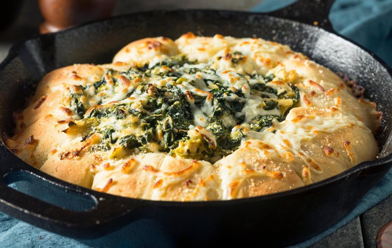 Tarta salada de pan con alcachofas y espinacas al estilo del skillet bread