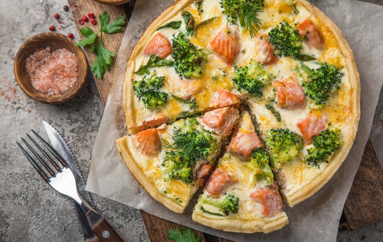 Quiche de salmón ahumado, brócoli y espinacas con masa brisa