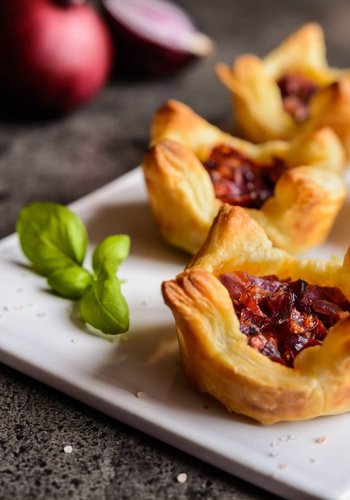 Receta Tartaletas de hojaldre con cebolla caramelizada