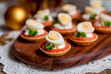 Receta Tartaletas de salmón ahumado, ricotta y huevos de codorniz
