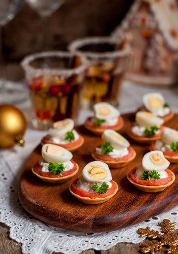 Receta Tartaletas de salmón ahumado, ricotta y huevos de codorniz