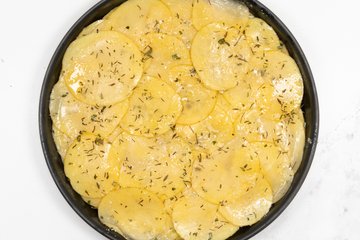 Preparación de la torta de patatas sin harina
