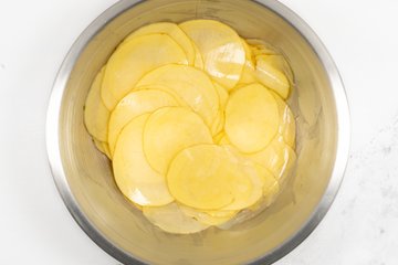 Preparación de la torta de patatas sin harina