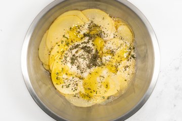 Preparación de la torta de patatas sin harina