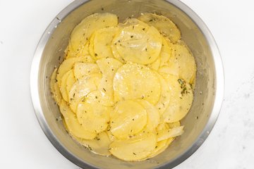 Preparación de la torta de patatas sin harina
