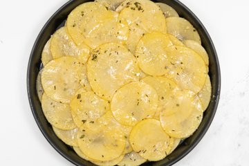 Preparación de la torta de patatas sin harina