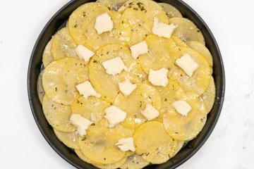 Preparación de la torta de patatas sin harina