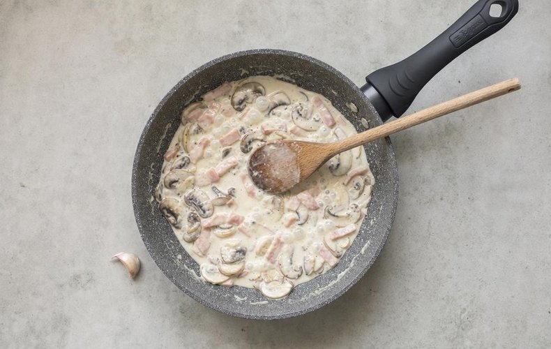 Tortellini con nata, jamón cocido y setas: paso 2