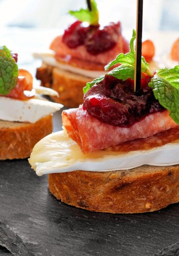 Receta Tostas con brie, salami y cebolla caramelizada