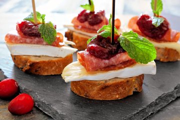 Receta Tostas con brie, salami y cebolla caramelizada