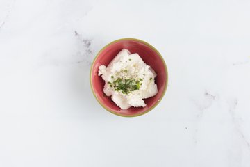 Preparación de las tostas copo de nieve con salmón y queso de cabra