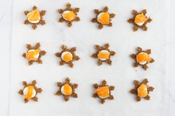 Preparación de las tostas copo de nieve con salmón y queso de cabra