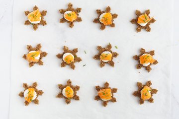 Preparación de las tostas copo de nieve con salmón y queso de cabra