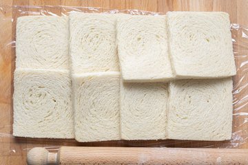 Tronco de Navidad salado: rebanadas de pan de molde superpuestas sobre film