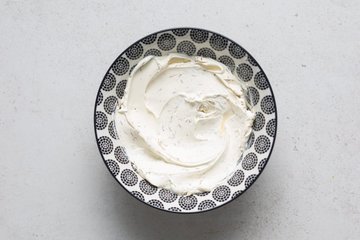 Tronco de Navidad salado: queso para untar con hierbas y pimienta