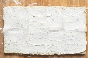 Tronco de Navidad salado: pan untado con la crema de queso