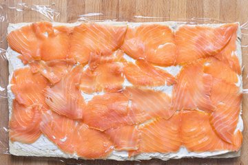 Tronco de Navidad salado: capa de salmón ahumado sobre el queso
