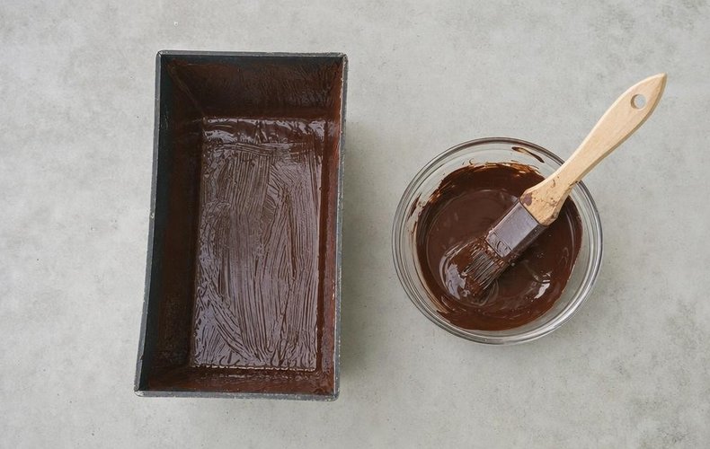 Turrón de Nutella: molde de plum cake pintado con chocolate negro
