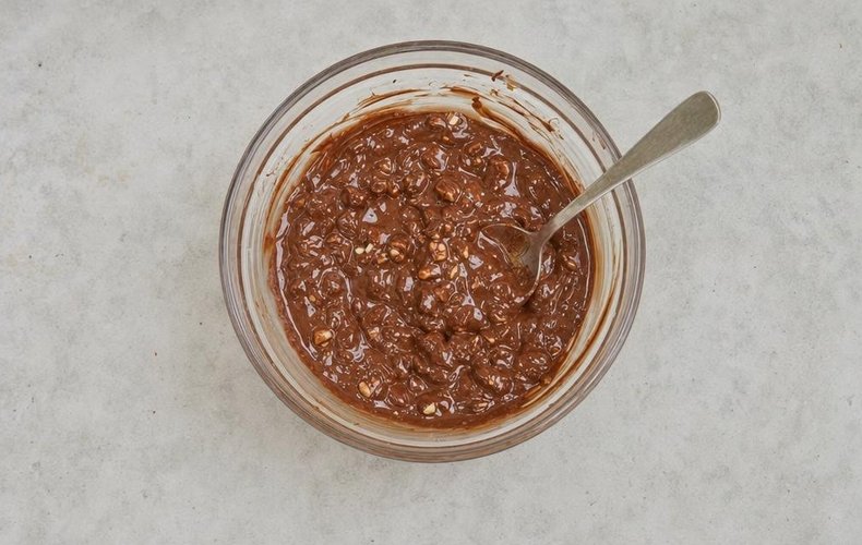 Turrón de Nutella: chocolate con leche, Nutella y avellanas picadas en un bol