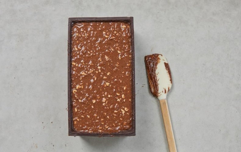Turrón de Nutella: crema de chocolate vertida en el molde